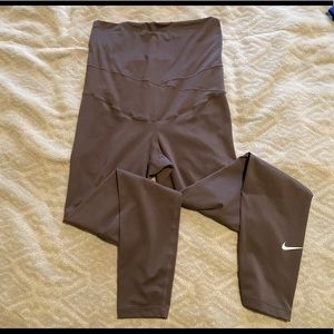 Nike maternity leggings